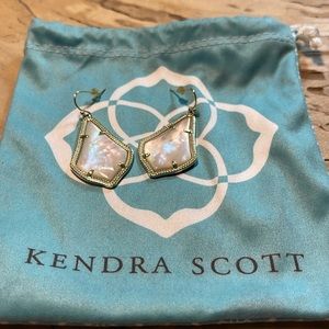 KENDRA SCOTT - Alex gold drop earrings in Ivory Illusion